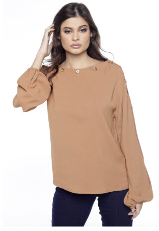 Blusa Manga Longa com Decote Canoa e Botões Sob Latte