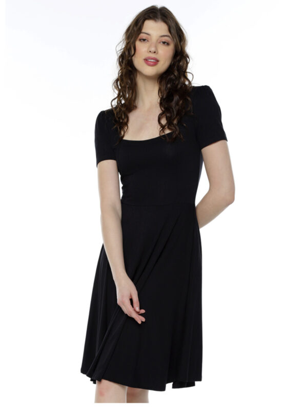 Vestido Preto Midi Decote Quadrado Manga Curta Rodado Sob