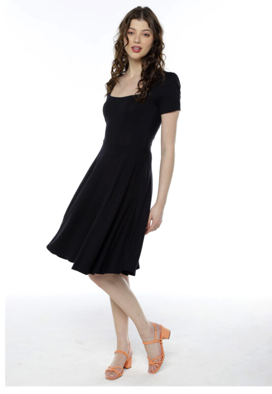 Vestido Preto Midi Decote Quadrado Manga Curta Rodado Sob - Image 2