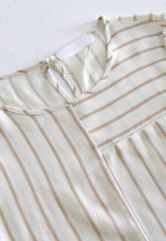 Blusa Listrada Feminina em Viscose Manga Curta  Sob Bege - Image 5