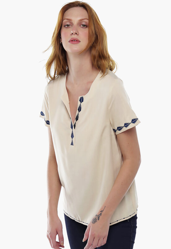 Blusa Bege Feminina Textura de Linho Manga Curta Bordada Sob