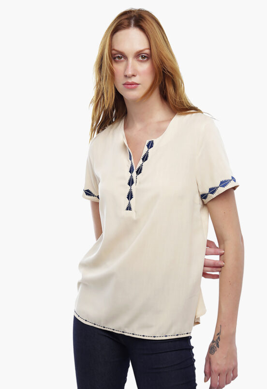 Blusa Bege Feminina Textura de Linho Manga Curta Bordada Sob - Image 3
