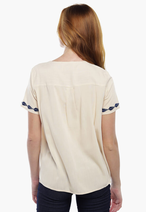 Blusa Bege Feminina Textura de Linho Manga Curta Bordada Sob - Image 4