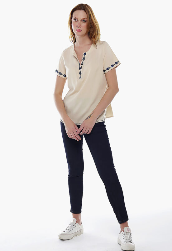 Blusa Bege Feminina Textura de Linho Manga Curta Bordada Sob - Image 5