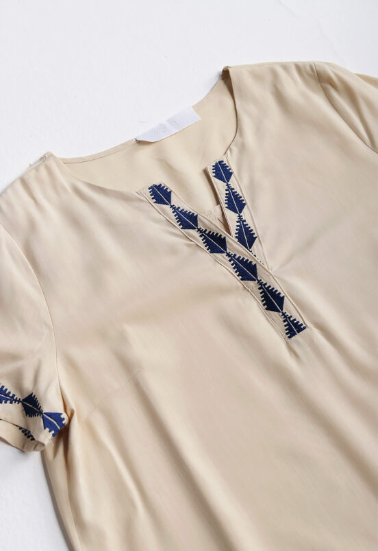 Blusa Bege Feminina Textura de Linho Manga Curta Bordada Sob - Image 6