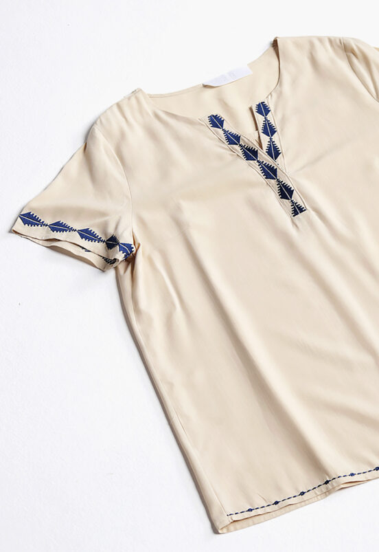 Blusa Bege Feminina Textura de Linho Manga Curta Bordada Sob - Image 7