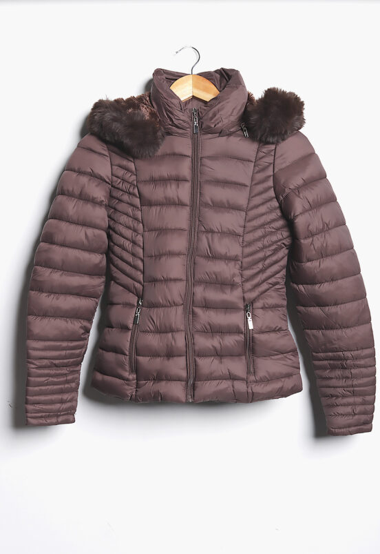 Jaqueta Puffer Marrom Forrada com Capuz de Pelinhos Sob - Image 8