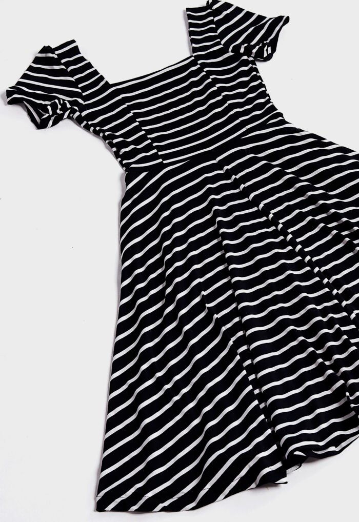 Vestido Midi com Mangas Preto Listrado com Bolsos em Viscose Sob - Imagem 3