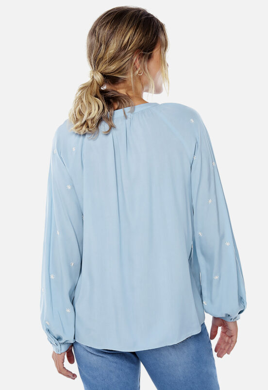 Blusa Boho Azul em Viscose Bordada Flores Sob - Image 5