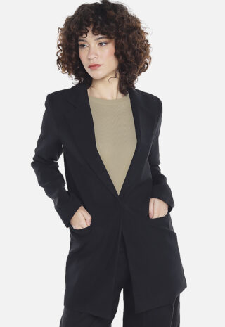 Blazer Preto Feminino Longo Alfaiataria com Bolsos Sob