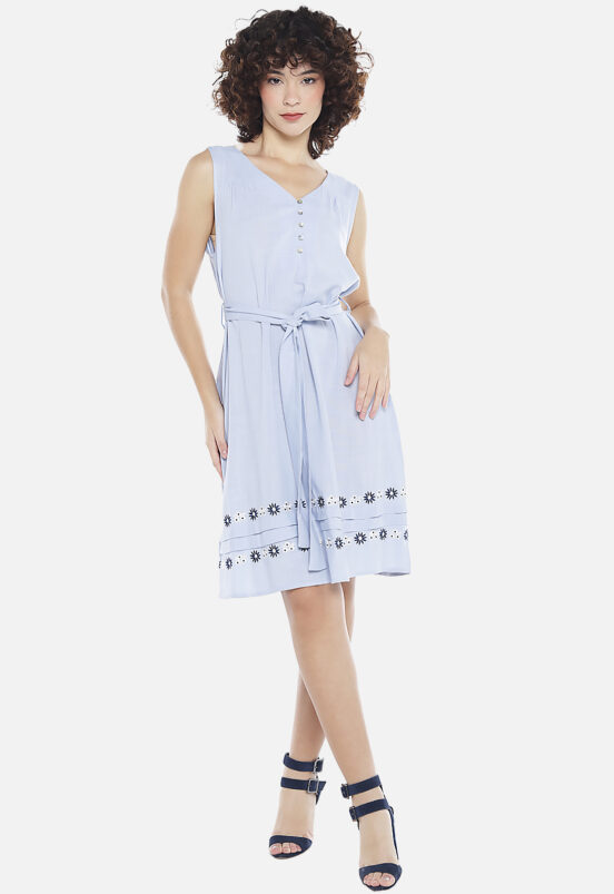 Vestido Azul Claro Gola V com Barra Bordada Forrado Sob - Image 3
