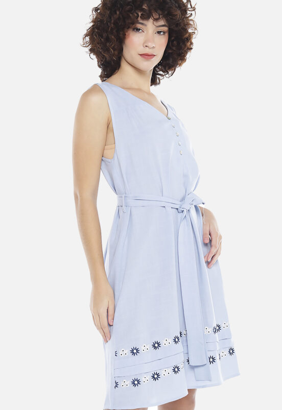 Vestido Azul Claro Gola V com Barra Bordada Forrado Sob - Image 4