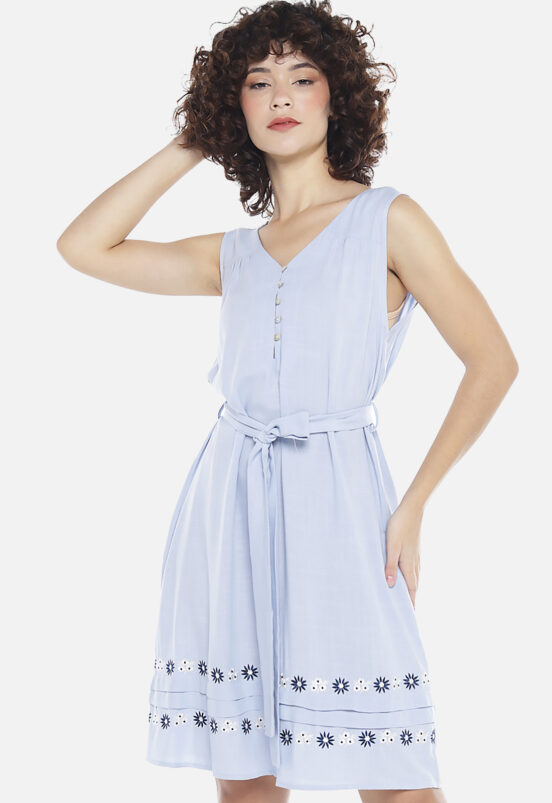 Vestido Azul Claro Gola V com Barra Bordada Forrado Sob - Image 2