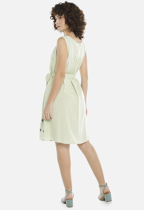 Vestido Verde Claro Gola V com Barra Bordada Forrado Sob - Image 6