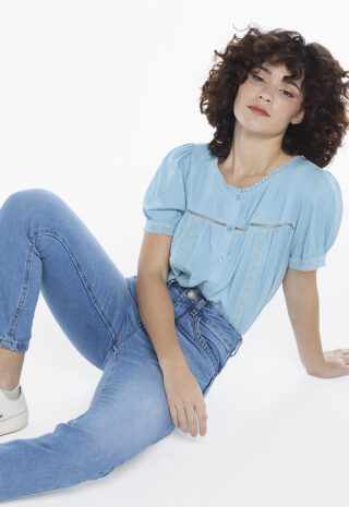 Blusa Azul de Viscose com Renda e Botões Manga Curta Sob