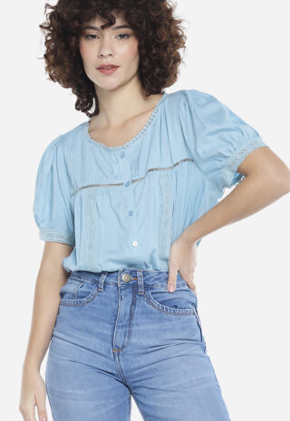 Blusa Azul de Viscose com Renda e Botões Manga Curta Sob