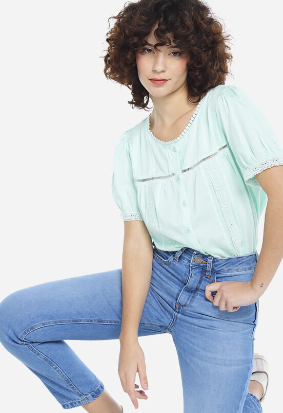Blusa Verde de Viscose com Renda e Botões Manga Curta Sob - Image 6