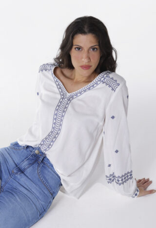 Blusa Branca Boho em Viscose Mangas Bordada Sob