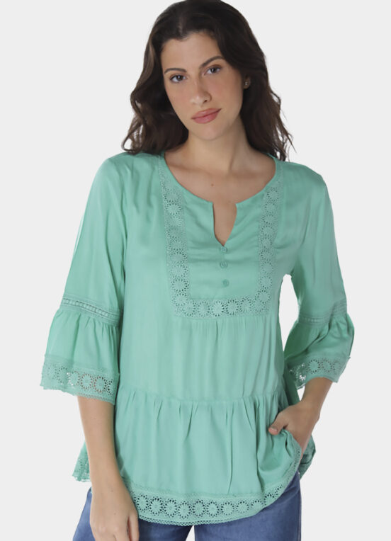 Blusa em Viscose Verde Manga 3/4 com Renda Guipir