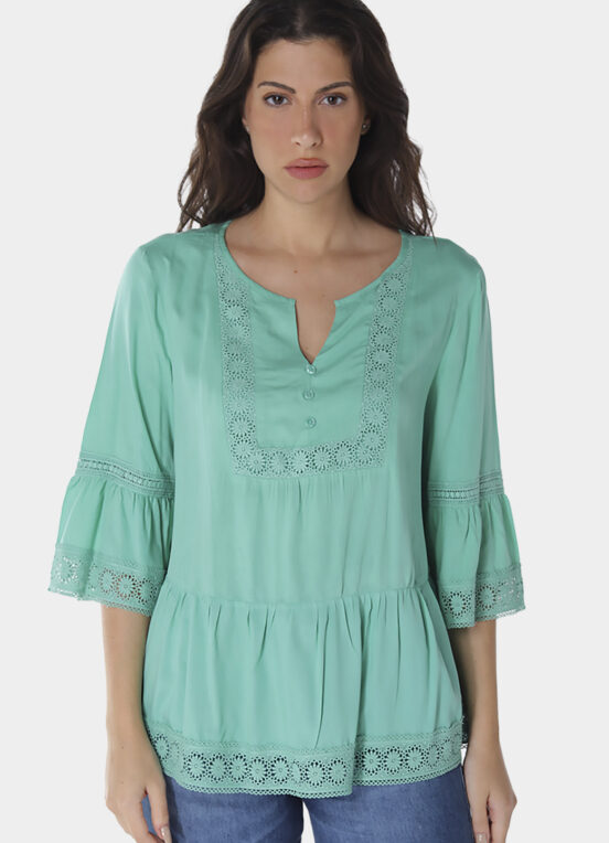 Blusa em Viscose Verde Manga 3/4 com Renda Guipir - Image 2