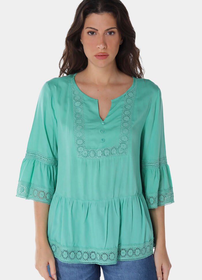 Blusa em Viscose Verde Manga 3/4 com Renda Guipir - Imagem 2