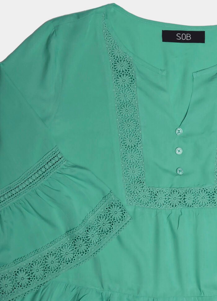 Blusa em Viscose Verde Manga 3/4 com Renda Guipir - Imagem 3