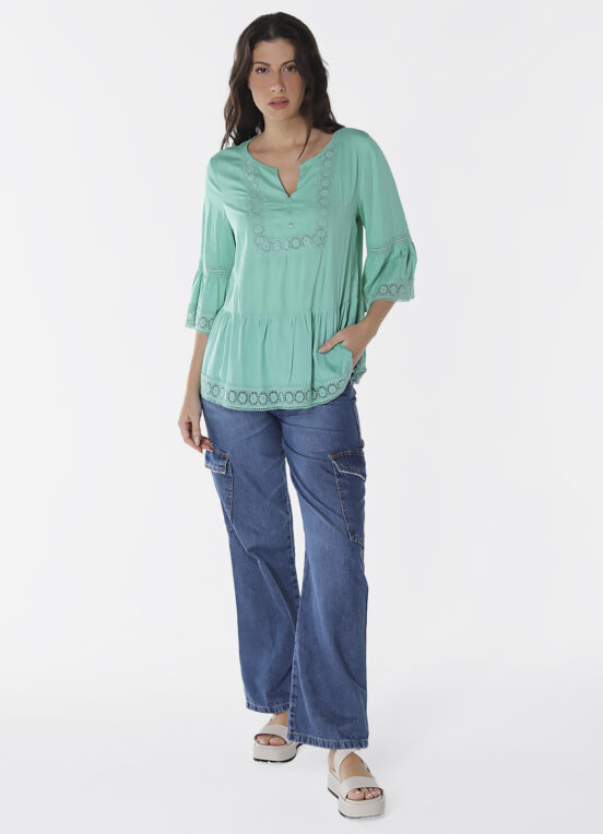 Blusa em Viscose Verde Manga 3/4 com Renda Guipir - Image 4