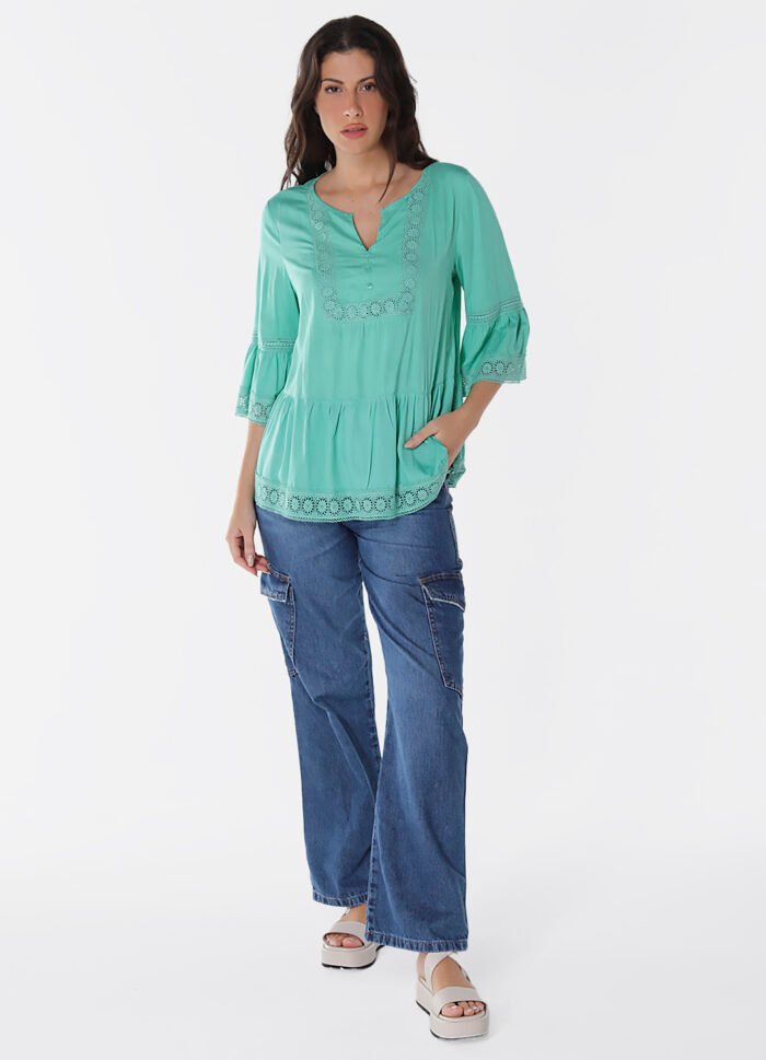 Blusa em Viscose Verde Manga 3/4 com Renda Guipir - Imagem 4