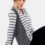 Blusa de tricot Gola V Listrada de Preto e Branco