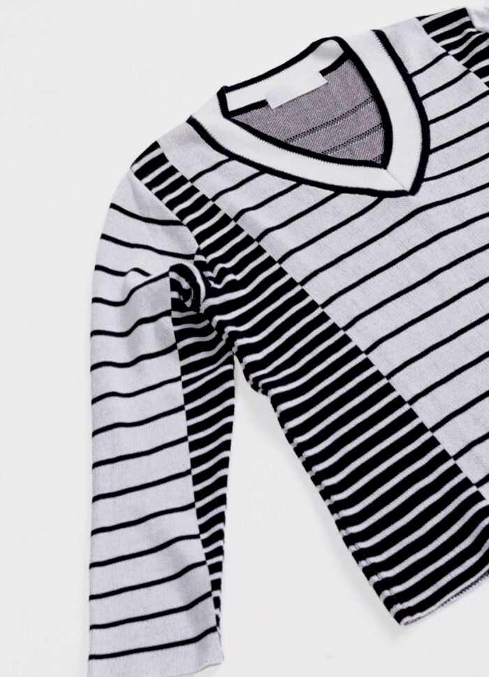 Blusa de tricot Gola V Listrada de Preto e Branco - Imagem 3
