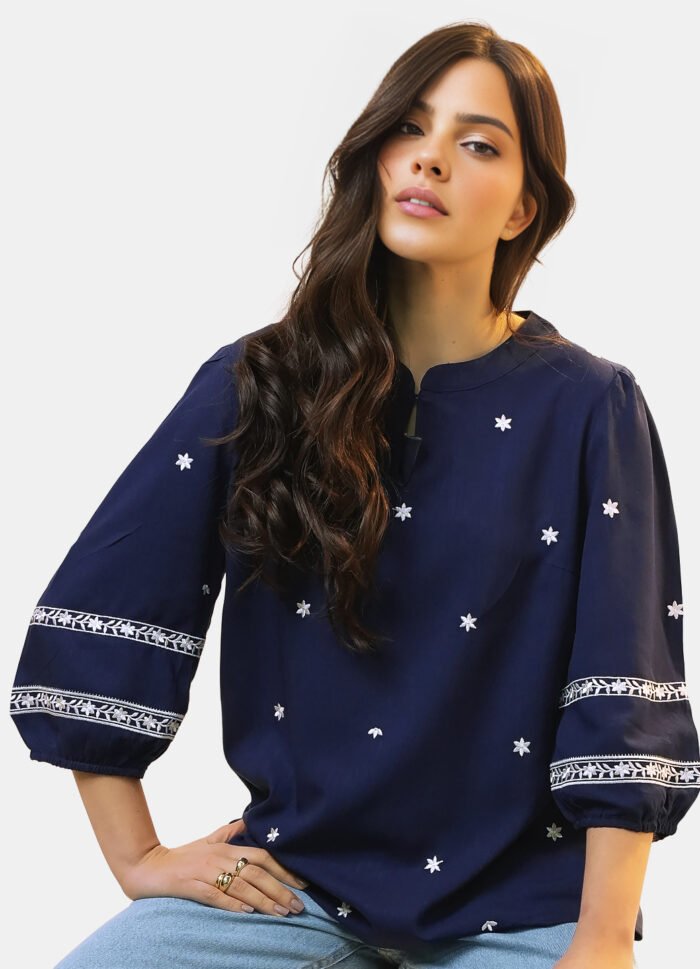 Blusa Feminina Marinho em Viscose Manga 3/4 Bordada Branco - Imagem 2
