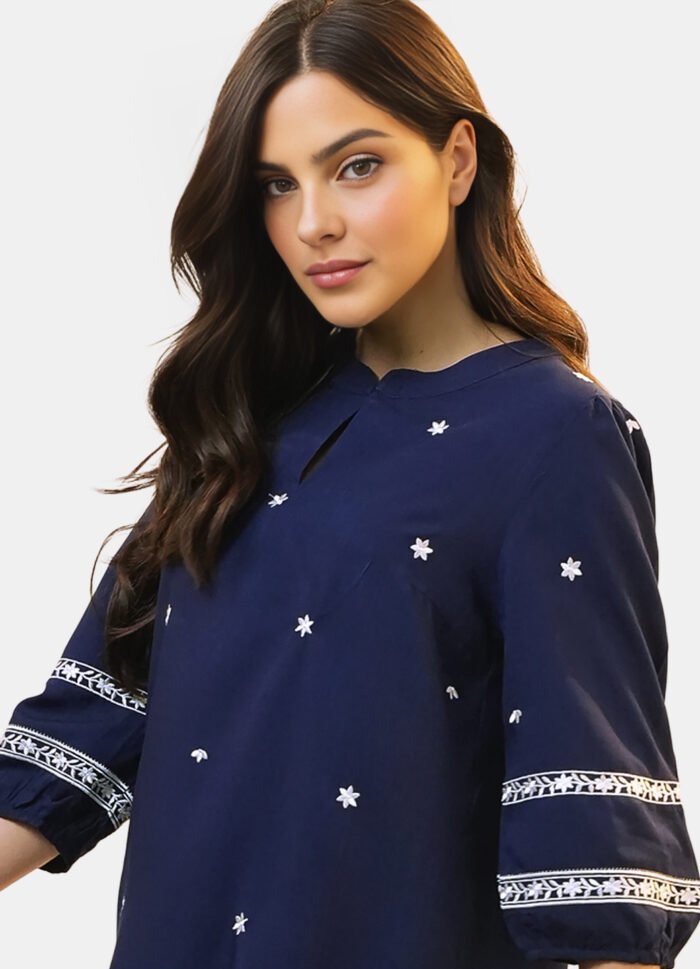 Blusa Feminina Marinho em Viscose Manga 3/4 Bordada Branco - Imagem 4
