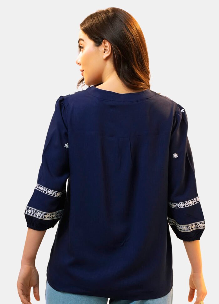 Blusa Feminina Marinho em Viscose Manga 3/4 Bordada Branco - Imagem 3