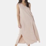 Vestido Longo de Linho Bege Gola V com Bolsos Sob