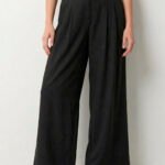 Calça Pantalona Preta em Viscose com Pregas e Bolsos