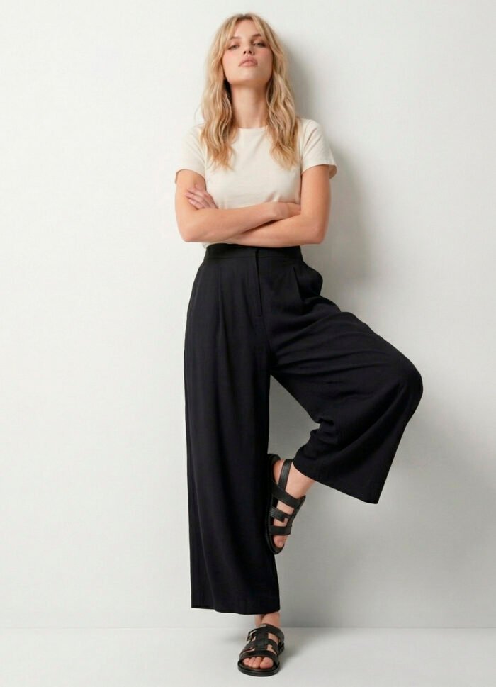 Calça Pantalona Preta em Viscose com Pregas e Bolsos - Imagem 2