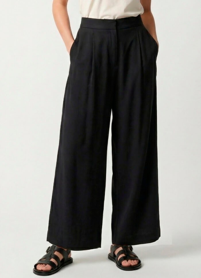 Calça Pantalona Preta em Viscose com Pregas e Bolsos - Imagem 3