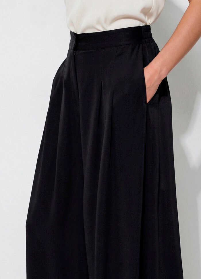 Calça Pantalona Preta em Viscose com Pregas e Bolsos - Imagem 5