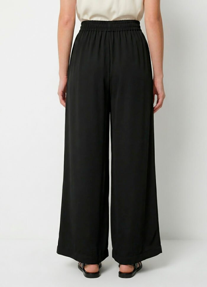 Calça Pantalona Preta em Viscose com Pregas e Bolsos - Imagem 4