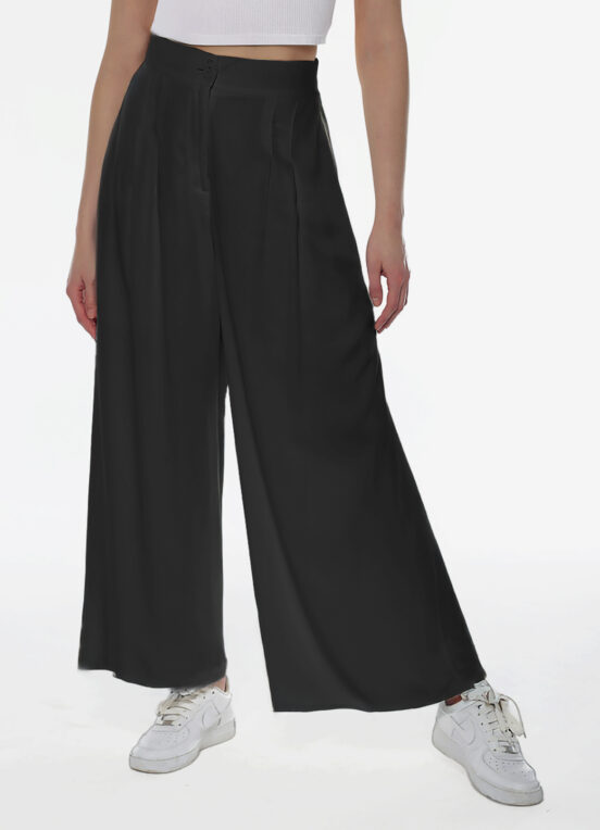 Calça Pantalona Preta em Viscose com Pregas e Bolsos - Image 2