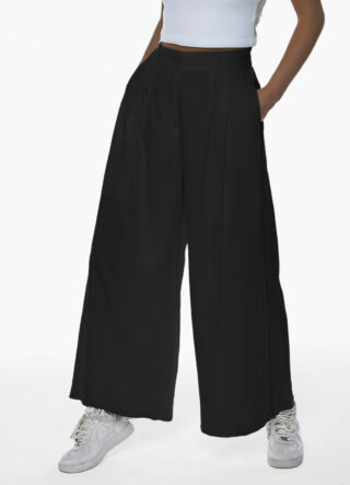 Calça Pantalona Preta em Viscose com Pregas e Bolsos