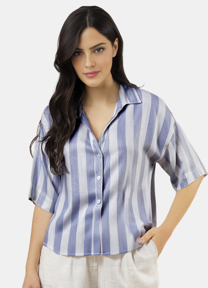 Camisa Feminina Listrada Branca e Azul Viscose Manga Curta - Imagem 2