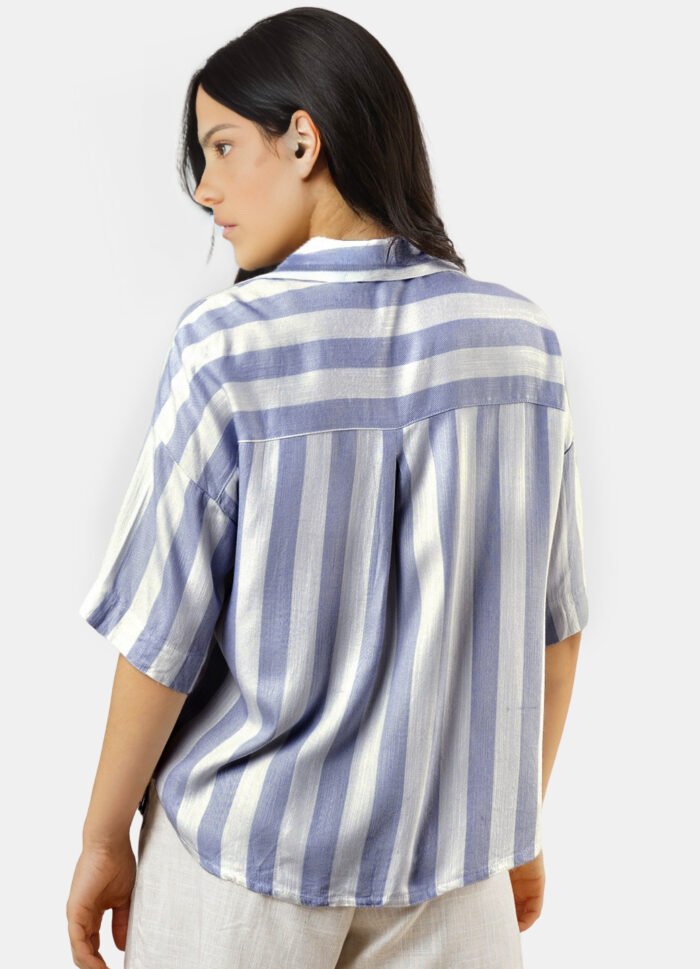 Camisa Feminina Listrada Branca e Azul Viscose Manga Curta - Imagem 4