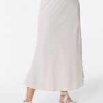Saia Longa de Cetim Evasê com Elastano Bege Claro Sob