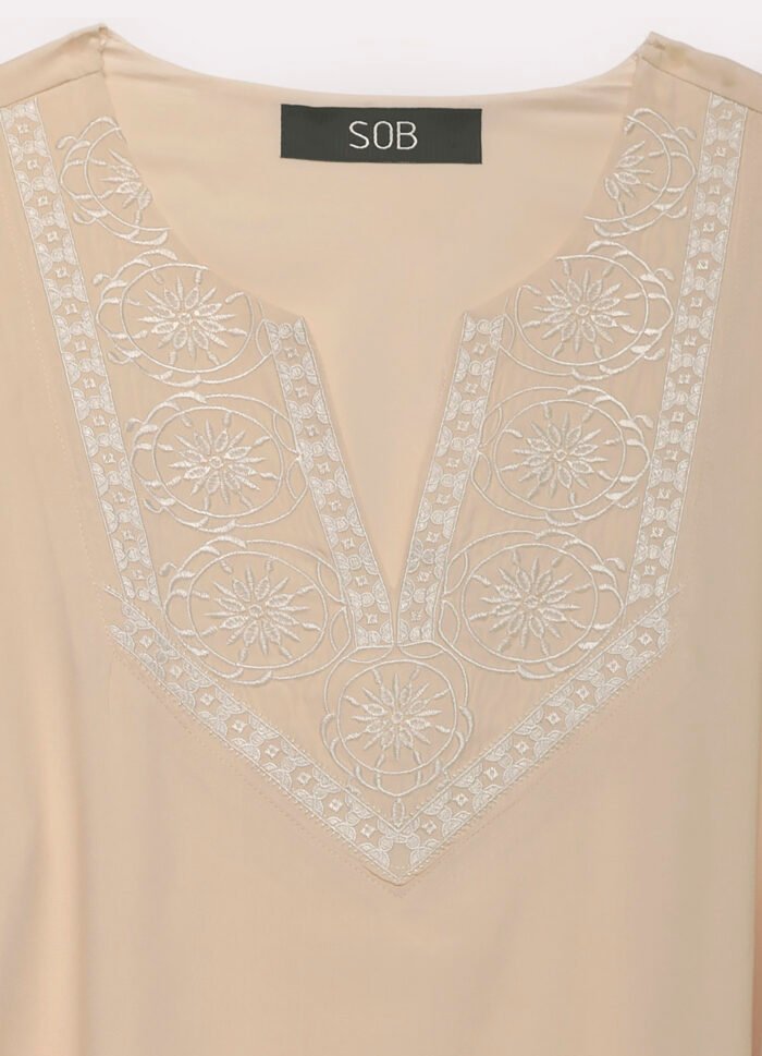 Vestido Midi Bege Nude Bordado com Mangas Forrado - Imagem 3