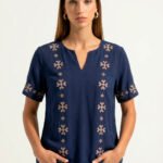Blusa Marinho Bordada Manga Curta em Viscose Sob