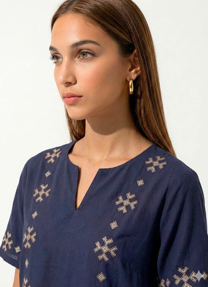 Blusa Marinho Bordada Manga Curta em Viscose Sob - Imagem 2