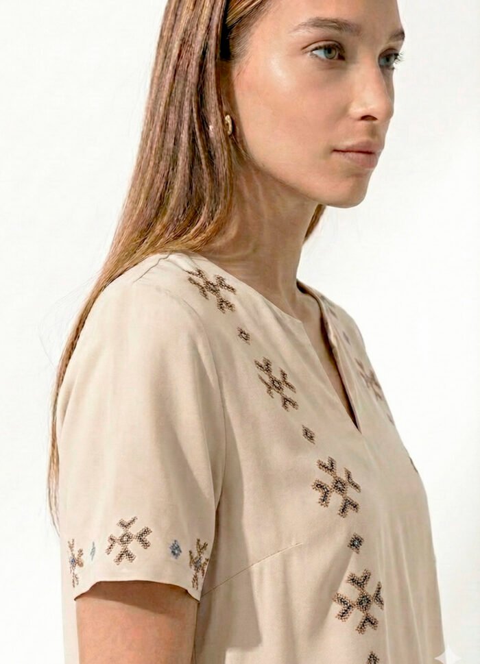 Blusa Bege Bordada Manga Curta em Viscose Sob - Imagem 3