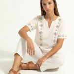 Blusa Branca Bordada Manga Curta em Viscose Sob