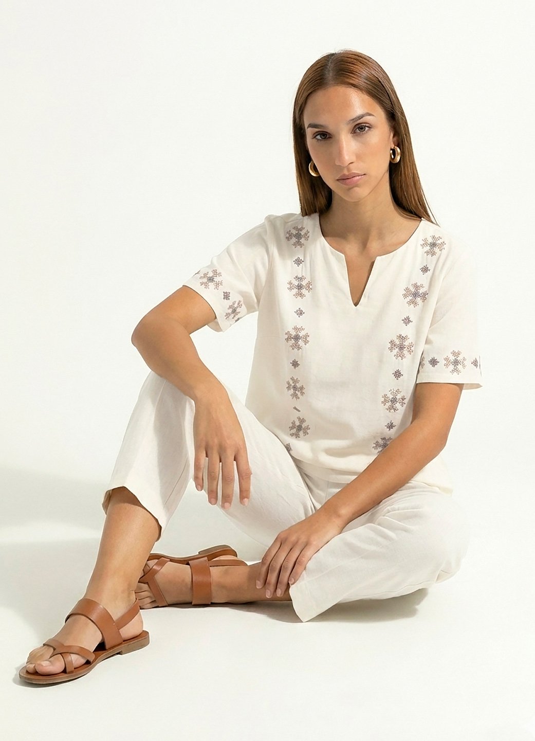 Blusa Branca Bordada Manga Curta em Viscose Sob